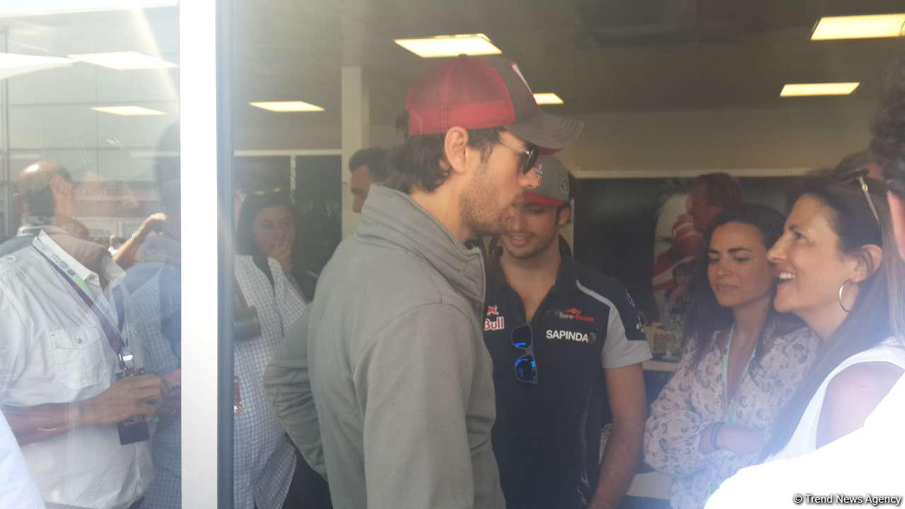 Enrike İqlesias "Formula 1" komandalarının bokslarına baş çəkib (FOTO)