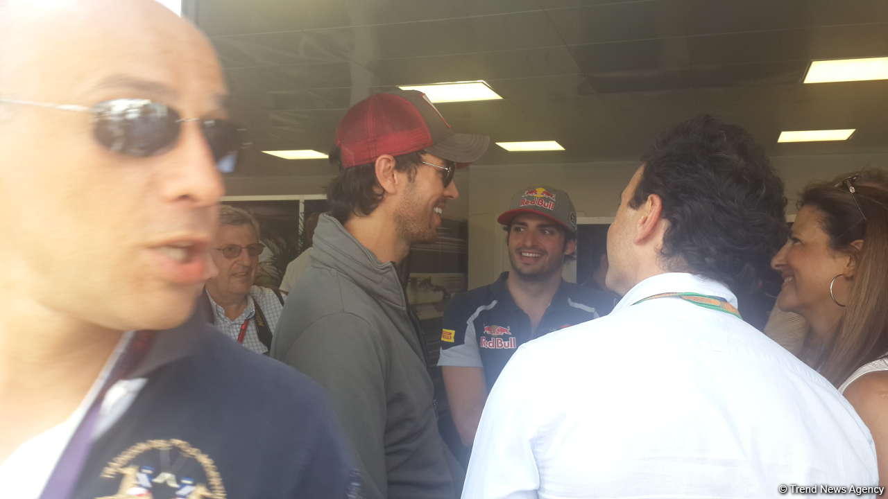 Enrike İqlesias "Formula 1" komandalarının bokslarına baş çəkib (FOTO)