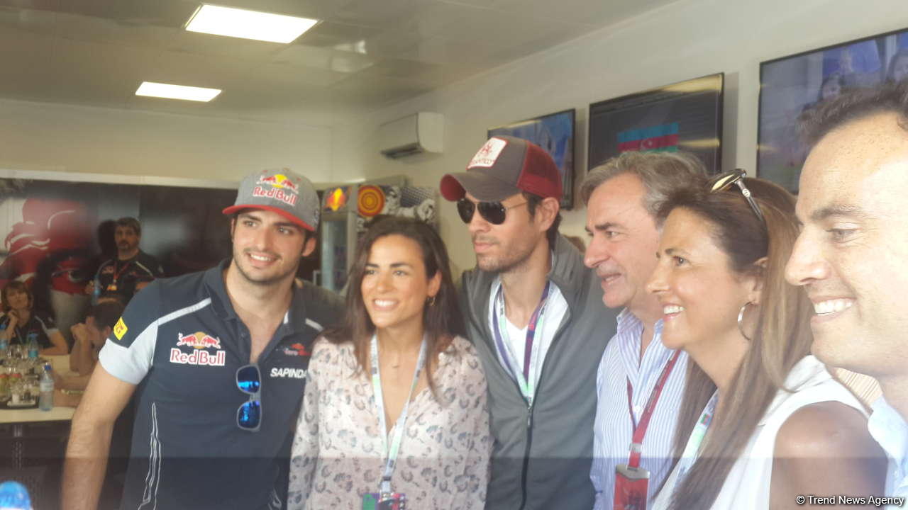Enrike İqlesias "Formula 1" komandalarının bokslarına baş çəkib (FOTO)