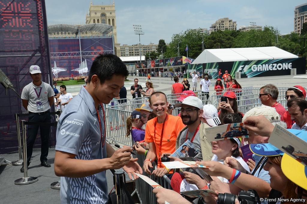 "Formula 1" pilotu azarkeşləri avtoqrafı ilə sevindirdi (FOTO)
