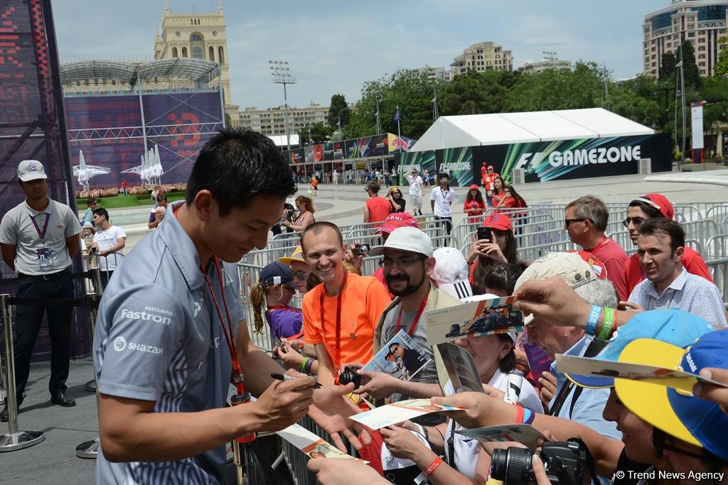 "Formula 1" pilotu azarkeşləri avtoqrafı ilə sevindirdi (FOTO)