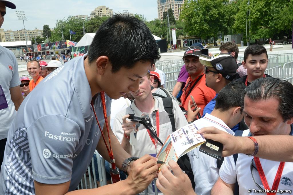 "Formula 1" pilotu azarkeşləri avtoqrafı ilə sevindirdi (FOTO)