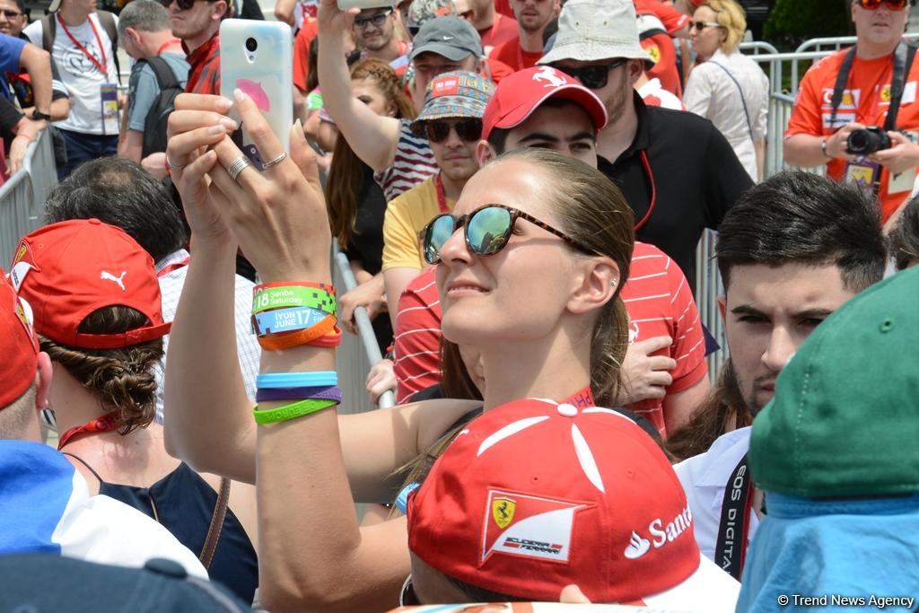 "Formula 1" pilotu azarkeşləri avtoqrafı ilə sevindirdi (FOTO)