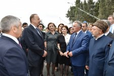 Prezident İlham Əliyev Nardaran qəsəbəsinin sakinləri ilə görüşüb (FOTO)