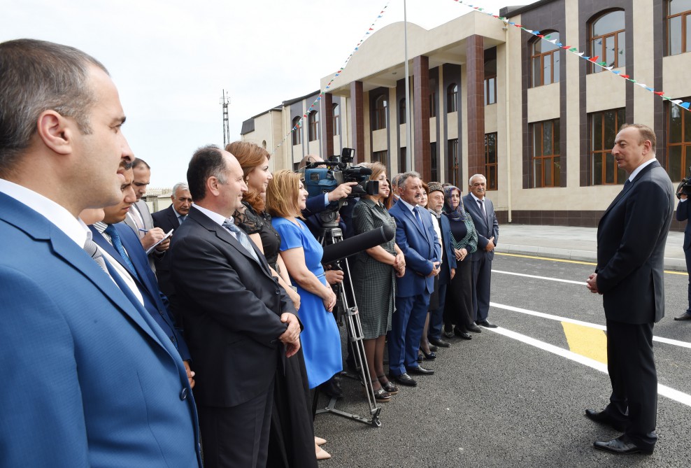 Prezident İlham Əliyev Nardaran qəsəbəsinin sakinləri ilə görüşüb (FOTO)