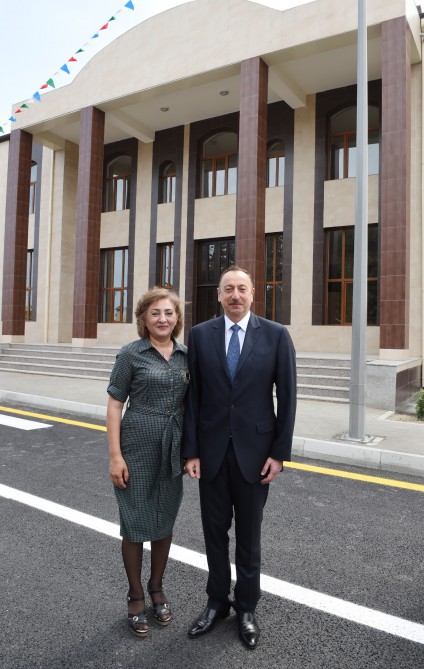 Prezident İlham Əliyev Nardaran qəsəbəsinin sakinləri ilə görüşüb (FOTO)