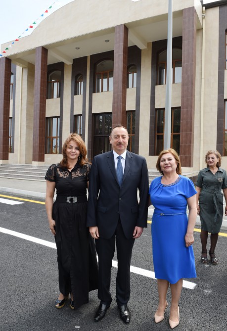Prezident İlham Əliyev Nardaran qəsəbəsinin sakinləri ilə görüşüb (FOTO)