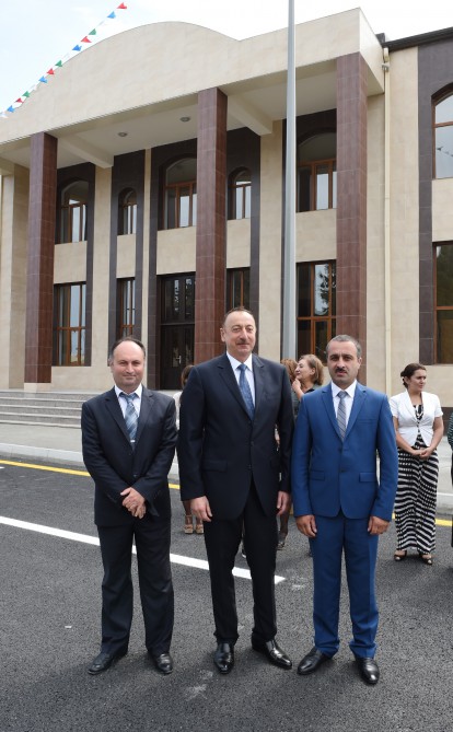 Prezident İlham Əliyev Nardaran qəsəbəsinin sakinləri ilə görüşüb (FOTO)