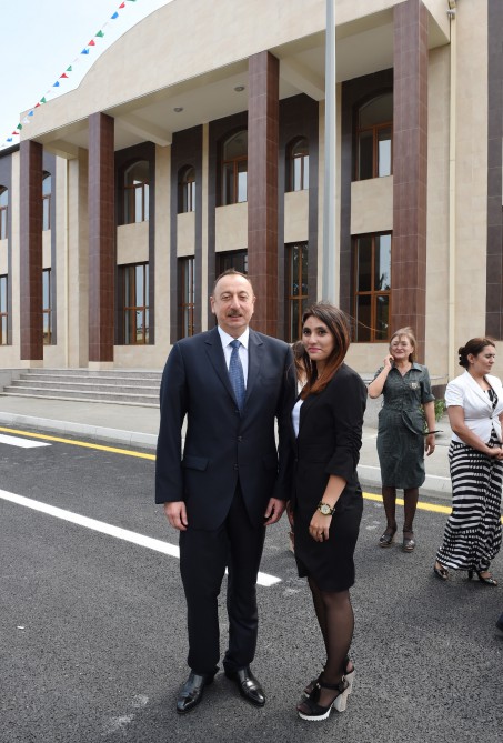 Prezident İlham Əliyev Nardaran qəsəbəsinin sakinləri ilə görüşüb (FOTO)
