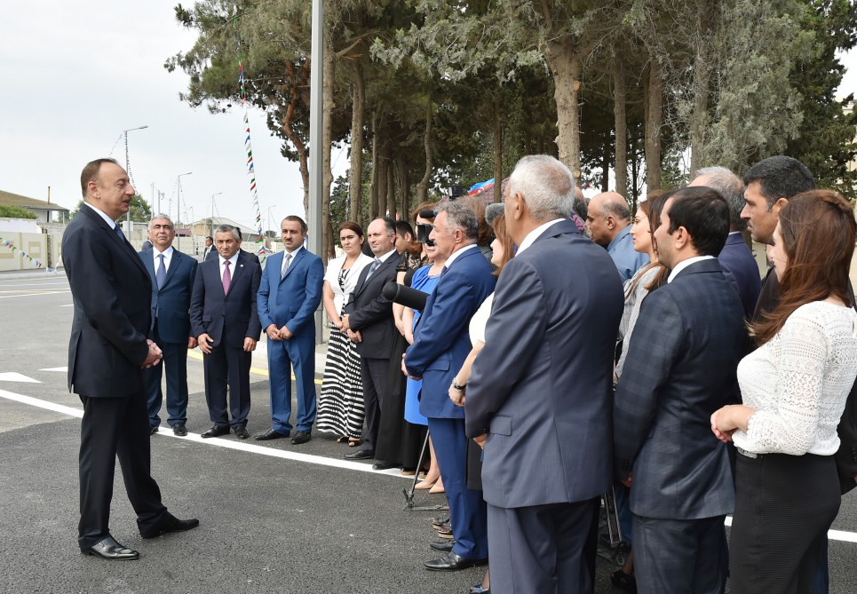 Prezident İlham Əliyev Nardaran qəsəbəsinin sakinləri ilə görüşüb (FOTO)