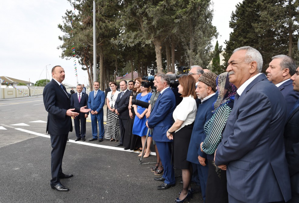 Prezident İlham Əliyev Nardaran qəsəbəsinin sakinləri ilə görüşüb (FOTO)
