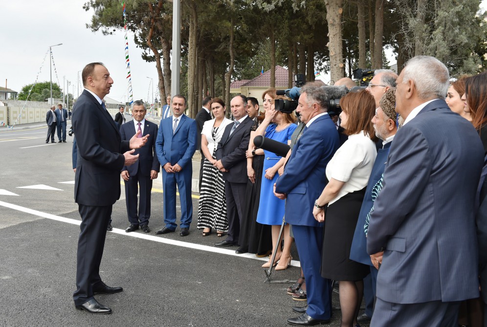 Prezident İlham Əliyev Nardaran qəsəbəsinin sakinləri ilə görüşüb (FOTO)