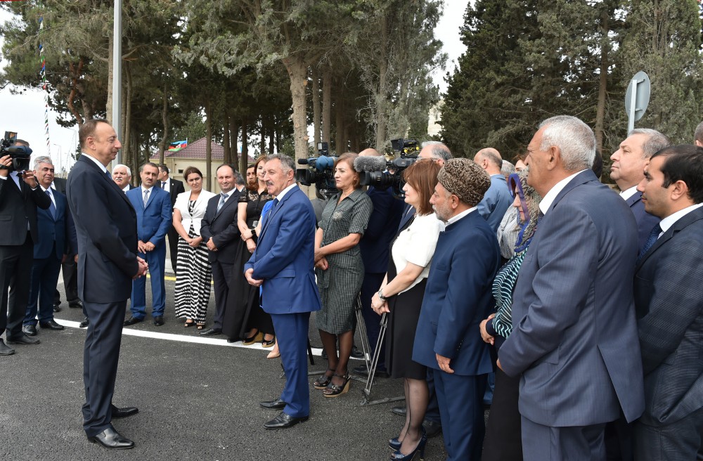 Prezident İlham Əliyev Nardaran qəsəbəsinin sakinləri ilə görüşüb (FOTO)
