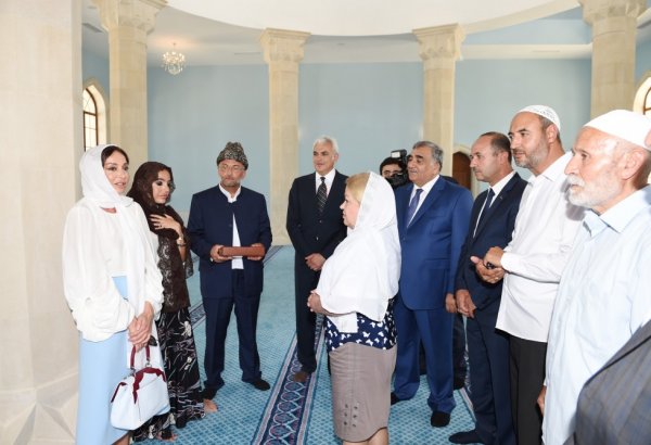 Mehriban Əliyeva Aydın Qurbanov Fondu tərəfindən inşa olunan Zirə Cümə məscidi kompleksində yaradılan şəraitlə tanış olub (FOTO)