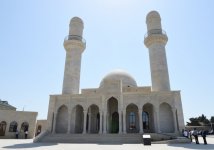 Mehriban Əliyeva Aydın Qurbanov Fondu tərəfindən inşa olunan Zirə Cümə məscidi kompleksində yaradılan şəraitlə tanış olub (FOTO)