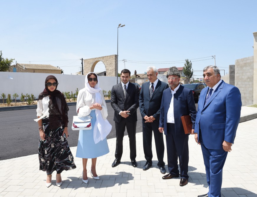 Mehriban Əliyeva Aydın Qurbanov Fondu tərəfindən inşa olunan Zirə Cümə məscidi kompleksində yaradılan şəraitlə tanış olub (FOTO)