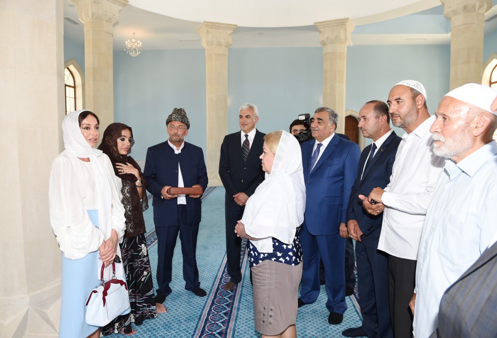 Mehriban Əliyeva Aydın Qurbanov Fondu tərəfindən inşa olunan Zirə Cümə məscidi kompleksində yaradılan şəraitlə tanış olub (FOTO)