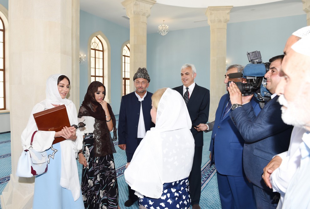Mehriban Əliyeva Aydın Qurbanov Fondu tərəfindən inşa olunan Zirə Cümə məscidi kompleksində yaradılan şəraitlə tanış olub (FOTO)