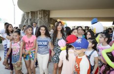 Leyla Əliyeva uşaq evləri və Daun Sindromlu Şəxslərin Reabilitasiya Mərkəzinin sakinləri üçün növbəti şənlikdə iştirak edib (FOTO)