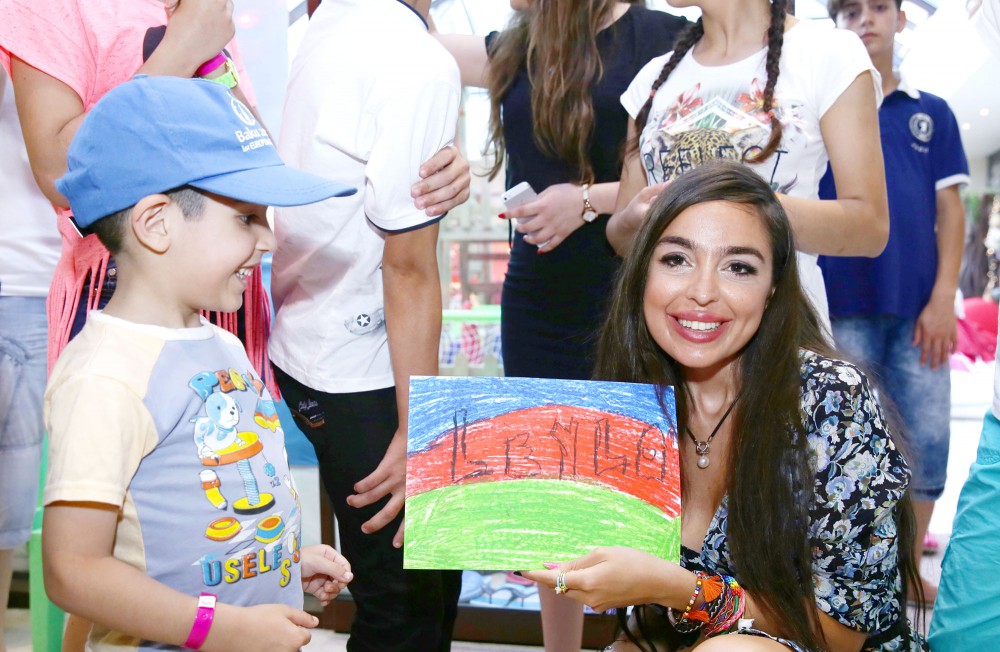 Leyla Əliyeva uşaq evləri və Daun Sindromlu Şəxslərin Reabilitasiya Mərkəzinin sakinləri üçün növbəti şənlikdə iştirak edib (FOTO)
