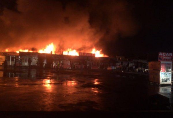 Bakının "maşın bazarı"nda yanğın söndürülüb (YENİLƏNİB-4) (FOTO/VİDEO)