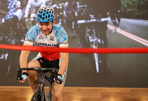 Azərbaycan teleaparıcısı veloidmana keçdi (FOTO)