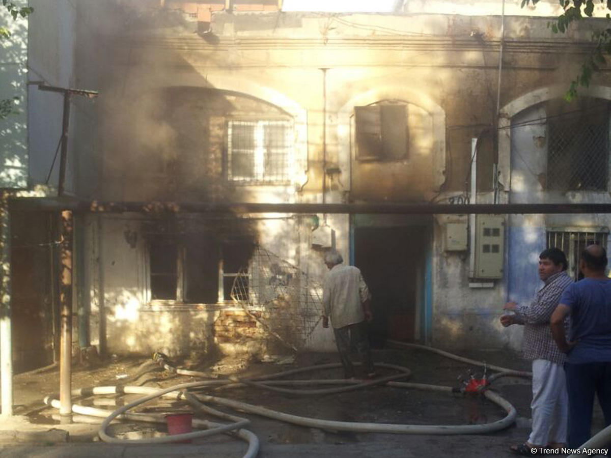 "Sovetski"də ev yanır (FOTO)