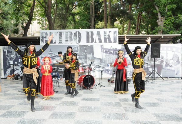 "Retro Bakı" böyük izdihamla davam edir (FOTO)