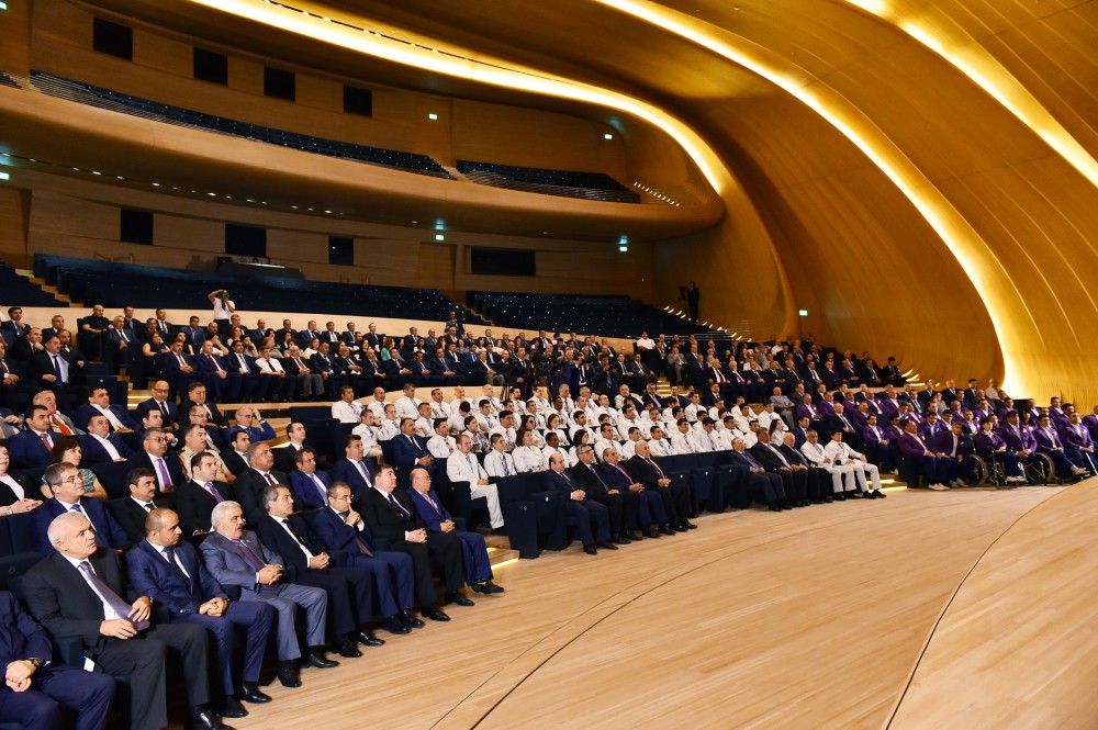 İlham Əliyev Yay Olimpiya Oyunlarında iştirak edəcək Azərbaycan nümayəndə heyətinin yolasalma mərasimində iştirak edib (FOTO)
