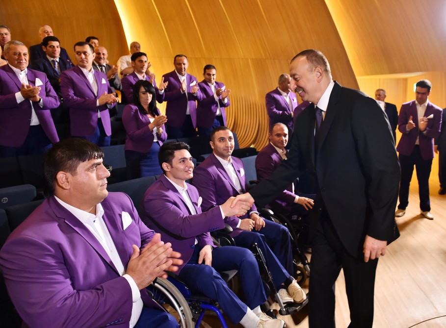 İlham Əliyev Yay Olimpiya Oyunlarında iştirak edəcək Azərbaycan nümayəndə heyətinin yolasalma mərasimində iştirak edib (FOTO)