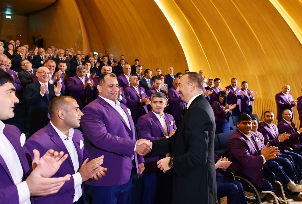 İlham Əliyev Yay Olimpiya Oyunlarında iştirak edəcək Azərbaycan nümayəndə heyətinin yolasalma mərasimində iştirak edib (FOTO)