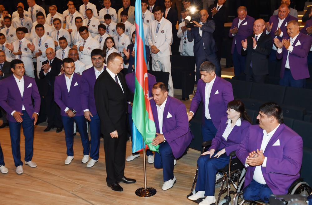 İlham Əliyev Yay Olimpiya Oyunlarında iştirak edəcək Azərbaycan nümayəndə heyətinin yolasalma mərasimində iştirak edib (FOTO)