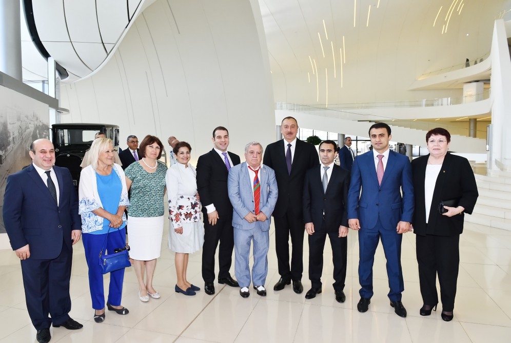 İlham Əliyev Yay Olimpiya Oyunlarında iştirak edəcək Azərbaycan nümayəndə heyətinin yolasalma mərasimində iştirak edib (FOTO)