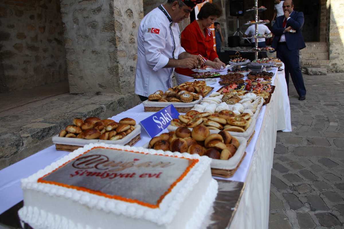 Şəki festivalında Azərbaycanın zəngin mətbəxi dünyaya tanıdılıb (FOTO)
