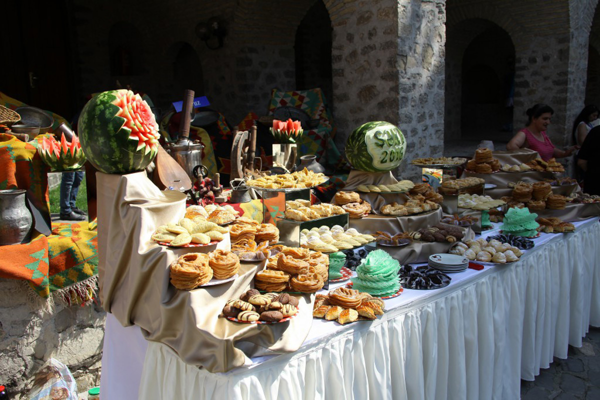 Şəki festivalında Azərbaycanın zəngin mətbəxi dünyaya tanıdılıb (FOTO)