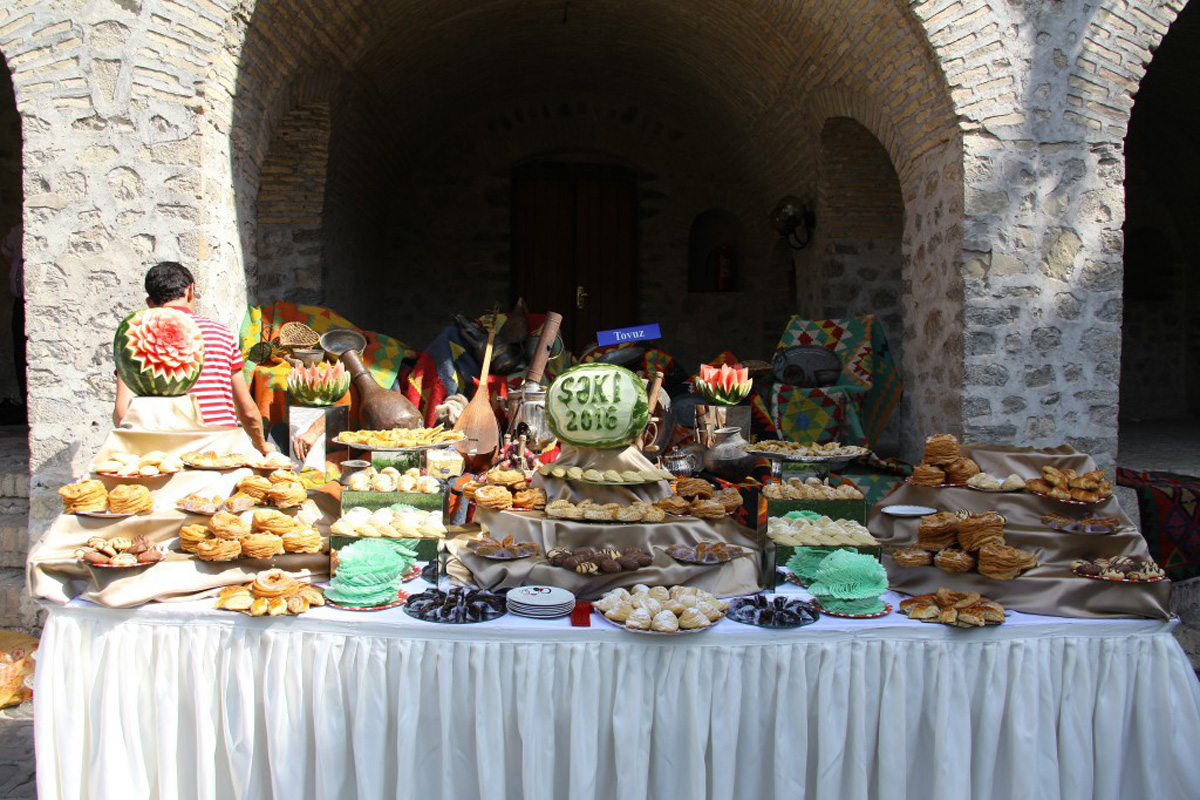 Şəki festivalında Azərbaycanın zəngin mətbəxi dünyaya tanıdılıb (FOTO)