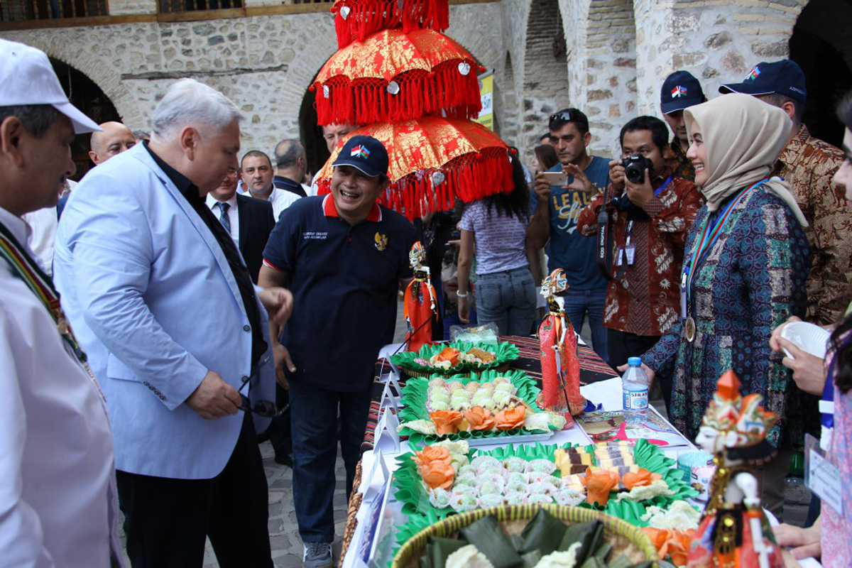 Şəki festivalında Azərbaycanın zəngin mətbəxi dünyaya tanıdılıb (FOTO)
