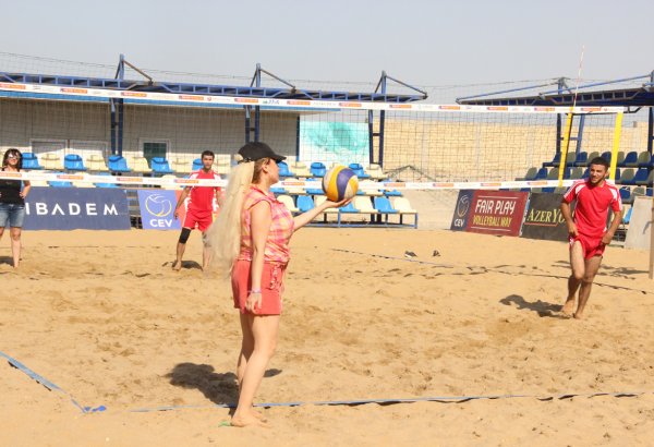 KİV nümayəndələrinin çimərlik voleybolu yarışının qalibləri məlum oldu (FOTO)
