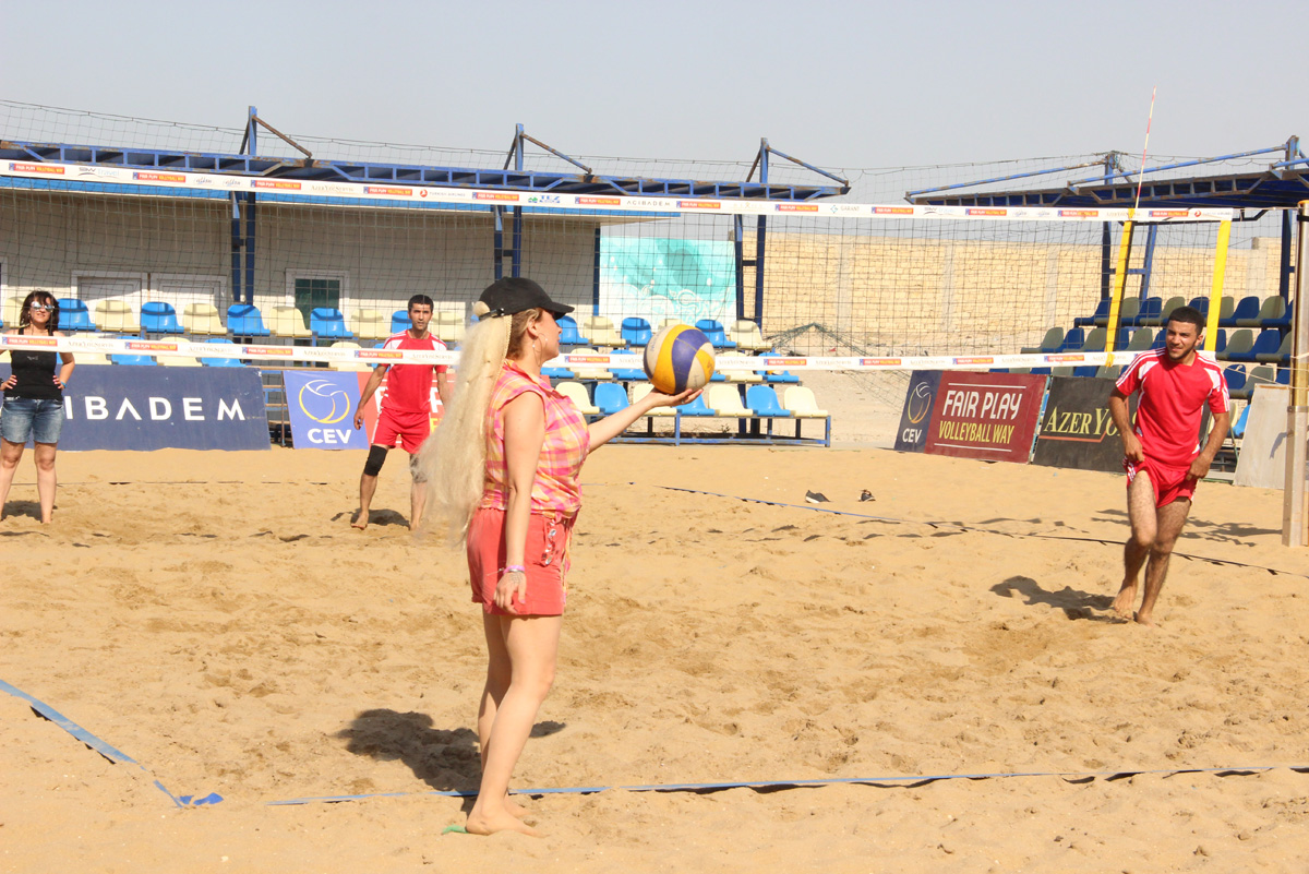 KİV nümayəndələrinin çimərlik voleybolu yarışının qalibləri məlum oldu (FOTO)