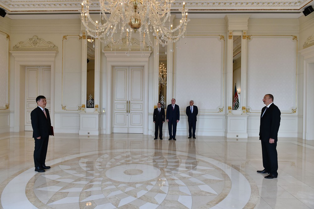 Prezident İlham Əliyev Çinin Azərbaycanda yeni təyin olunmuş səfirinin etimadnaməsini qəbul edib (FOTO)