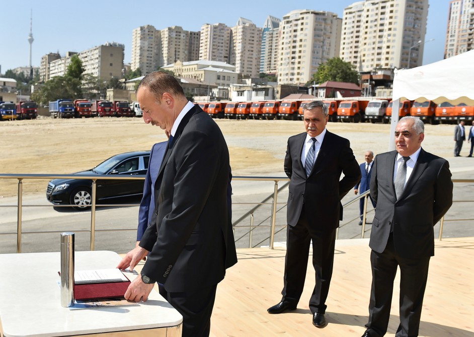 Prezident İlham Əliyev paytaxtın keçmiş “Sovetski” ərazisində yeni yol-nəqliyyat infrastrukturunun təməlini qoyub (YENİLƏNİB) (FOTO)