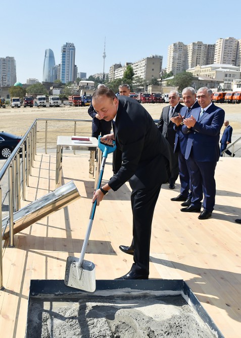 Prezident İlham Əliyev paytaxtın keçmiş “Sovetski” ərazisində yeni yol-nəqliyyat infrastrukturunun təməlini qoyub (YENİLƏNİB) (FOTO)
