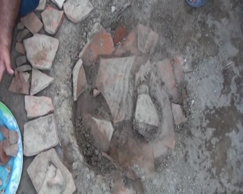 Cəlilabadda qədim tarixi olan küp qəbir aşkar edilib (FOTO)