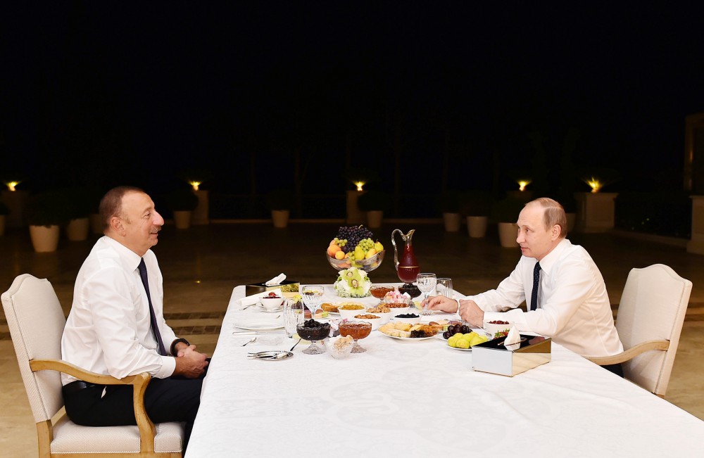 Prezident İlham Əliyev Vladimir Putini evinə çay süfrəsinə dəvət edib