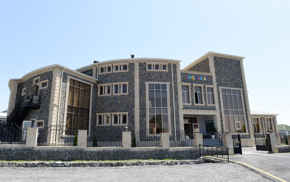 İlham Əliyev Qəbələdə Heydər Əliyev Fondunun təşəbbüsü ilə inşa olunan uşaq bağçasının açılışında iştirak edib (FOTO)
