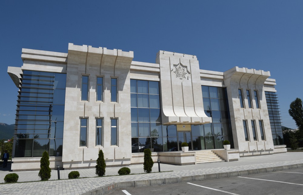 Prezident İlham Əliyev YAP Qəbələ rayon təşkilatının yeni inzibati binasının açılışında iştirak edib (FOTO)