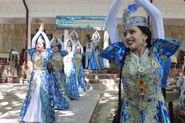 Qarabağ geyimləri Özbəkistanda nümayiş olunub (FOTO)
