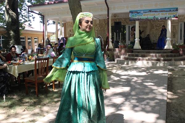 Qarabağ geyimləri Özbəkistanda nümayiş olunub (FOTO)