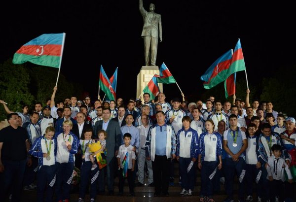 Azərbaycan olimpiyaçıları ulu öndər Heydər Əliyevin abidəsini ziyarət ediblər (FOTO)