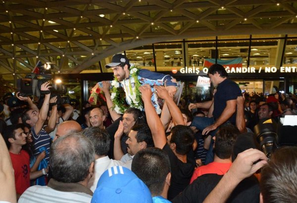 Azərbaycan olimpiyaçıları Vətənə döndülər (FOTO)
